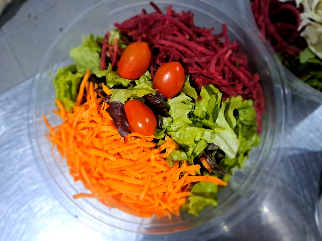 Bowl 3 con lechuga, zanahoria, remolacha y tomates cherry