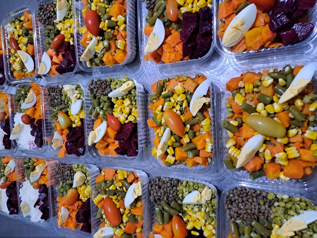 Ensalada hervida con verduras mixtas y huevo